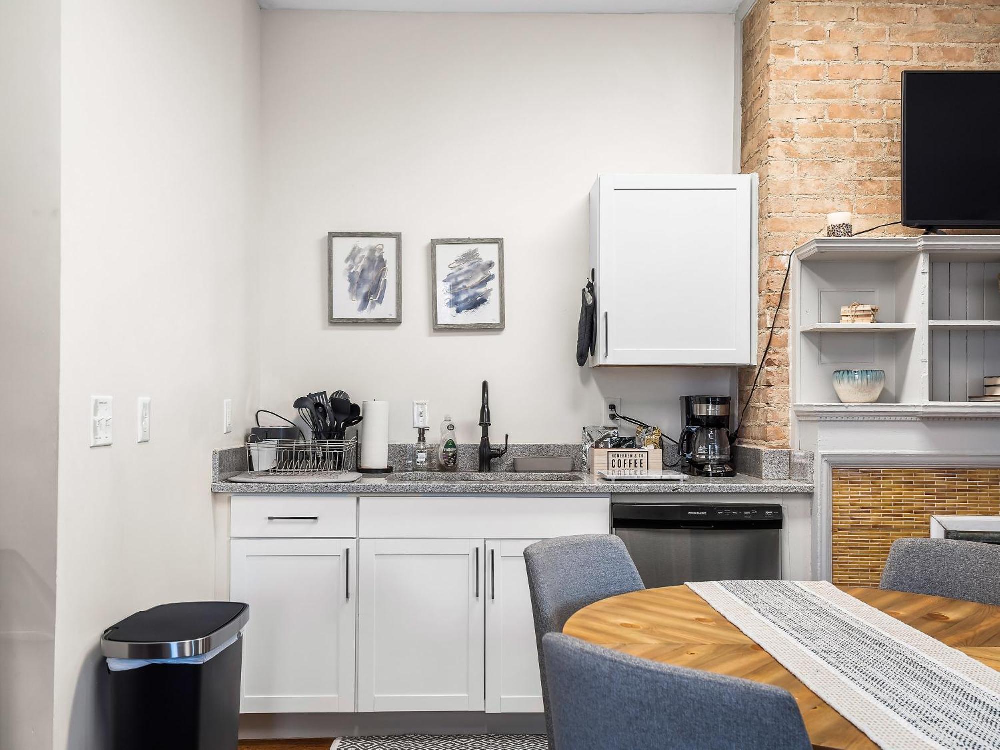 Carriage Manor - Sun Soaked 1Br - Close To Ccf Cleveland Exterior photo